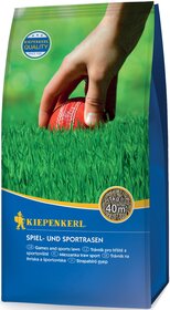 Hand legt roten Golfball auf grüne Rasenkante, Kiepenkerl Spiel- und Sportrasen.
