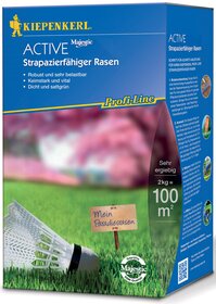 Bodenfläche mit Rasen, Gießkanne, kleines Schild mit "Mein Paradiesrasen", blaue Verpackung mit Text.