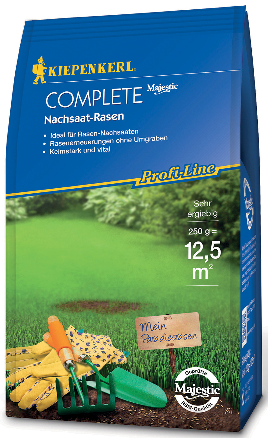 Blumenfeld mit Gartenhandschuhen, Gartengerät, Pflanzschaufel und Holzschild mit Aufschrift mein Paradiesrasen.