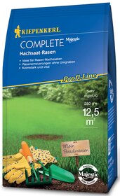 Blumenfeld mit Gartenhandschuhen, Gartengerät, Pflanzschaufel und Holzschild mit Aufschrift mein Paradiesrasen.