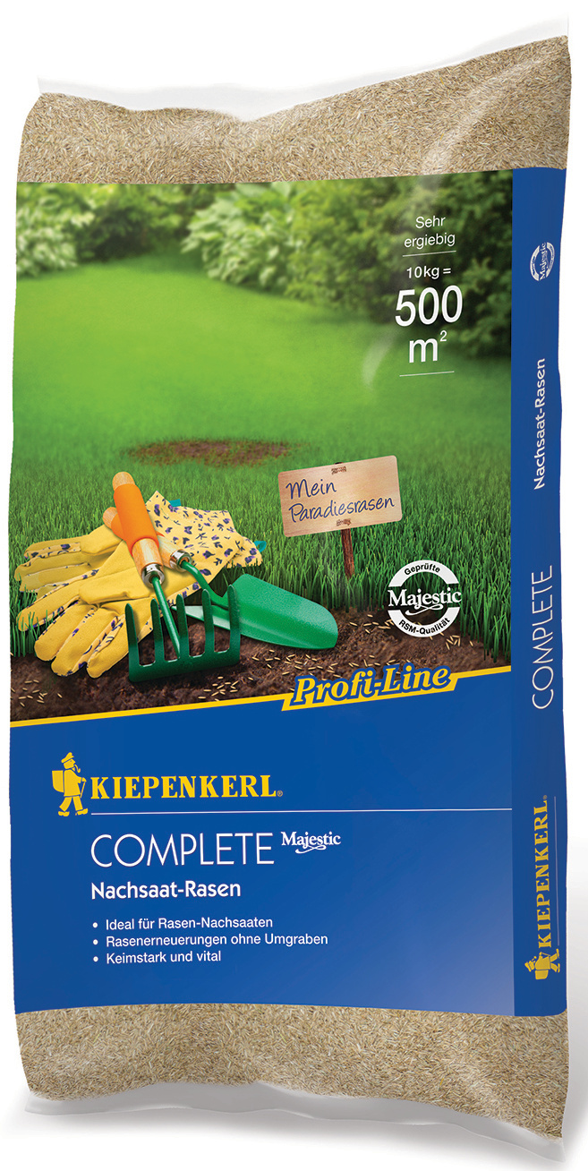 Paket mit Rasen-Nachsaat, Gräser, Gartenhandschuhe, kleine Schaufel, Sign "Mein Paradiesrasen", grüner Rasen, Bäume im Hintergrund.