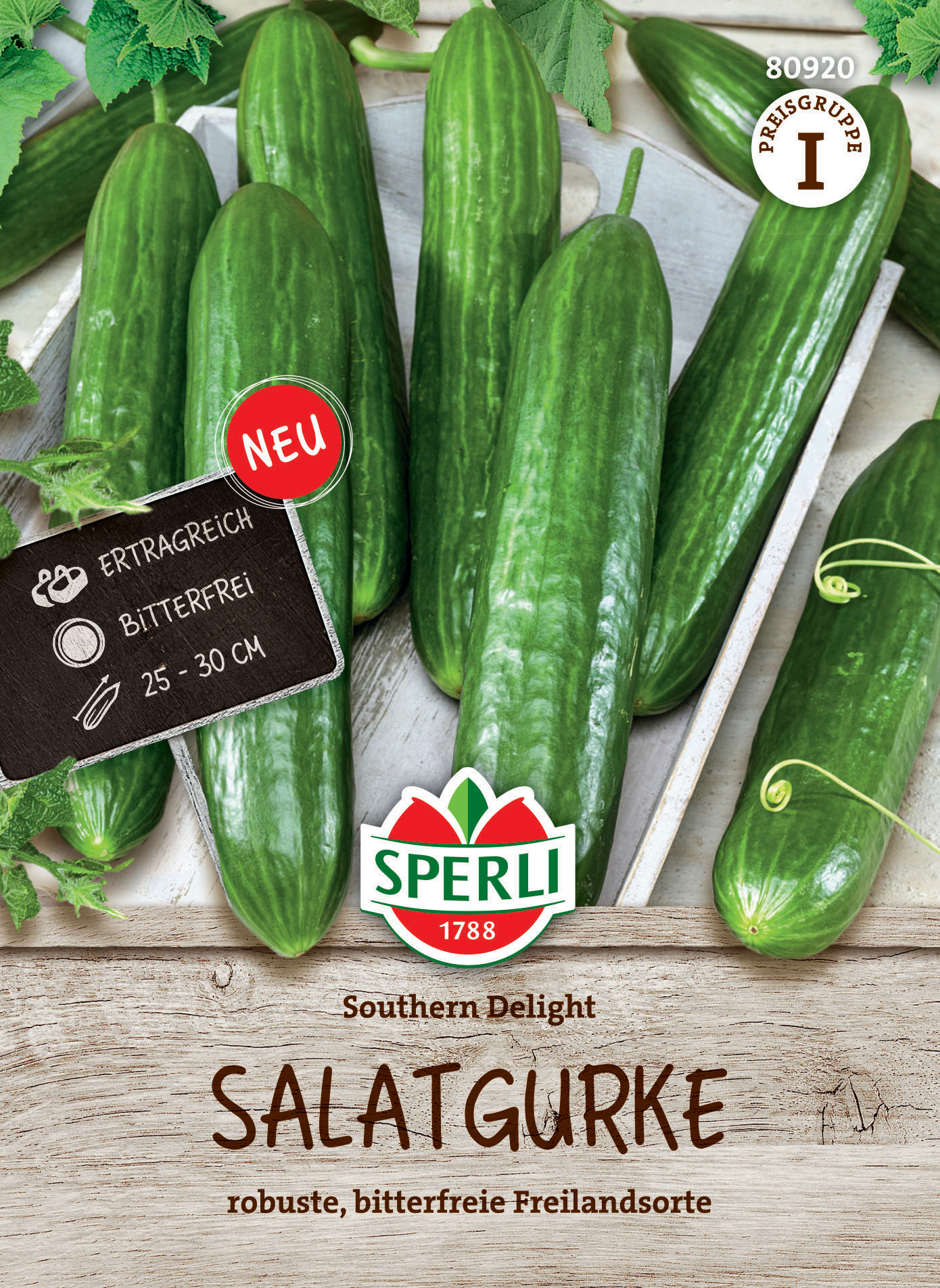 Grüne Salatgurken liegen in einer weißen Kiste, Verpackung mit "NEU" und "Sperli" Logo.