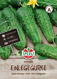 Gelierte Gurken mit grünen Stängeln und einem Schild, der Eigenschaften der Gurken beschreibt.