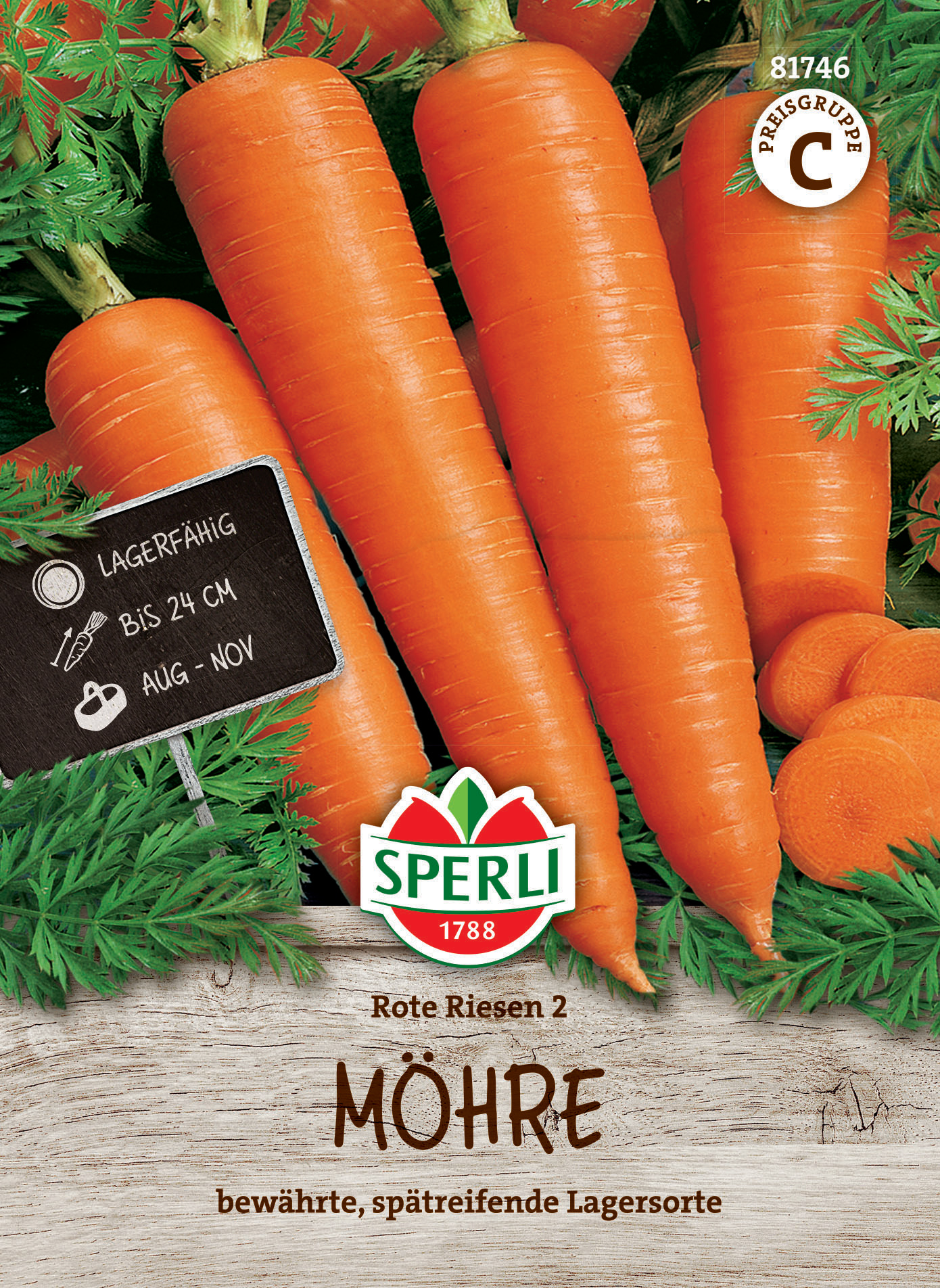 Vier große, orange Möhren mit grünen Blättern und einem Etikett, das Lagerfähigkeit bis 24 cm und Zeitraum August bis November angibt.