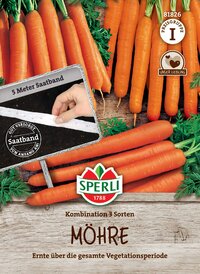 Möhren in verschiedenen Sorten, frisch, auf Holztisch, mit Gräsern, Verpackung und Logo sichtbar.