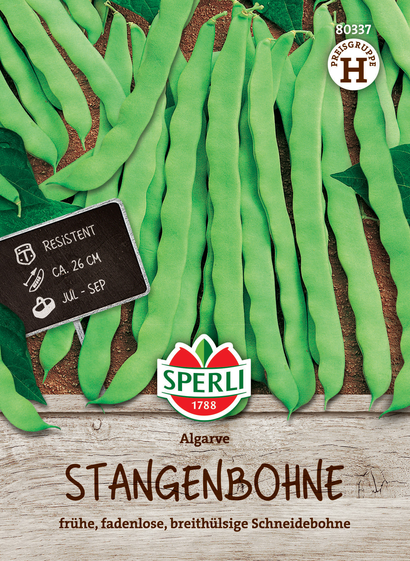 Grüne, lange Stangenbohnen auf braunem Holzuntergrund mit Schwarzem Etikett und Markenlogo Sperli.
