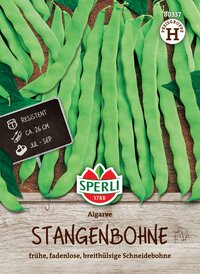 Grüne, lange Stangenbohnen auf braunem Holzuntergrund mit Schwarzem Etikett und Markenlogo Sperli.
