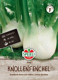 Zwei Knollenfenchel vor grünen Blättern und einem Holzbrett mit Text, schwarzes Schild, und Marke Sperli.