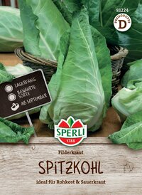 Frischer Filderkraut Spitzkohl auf Holzuntergrund mit einem kleine Schieferschild, Logo und Text.