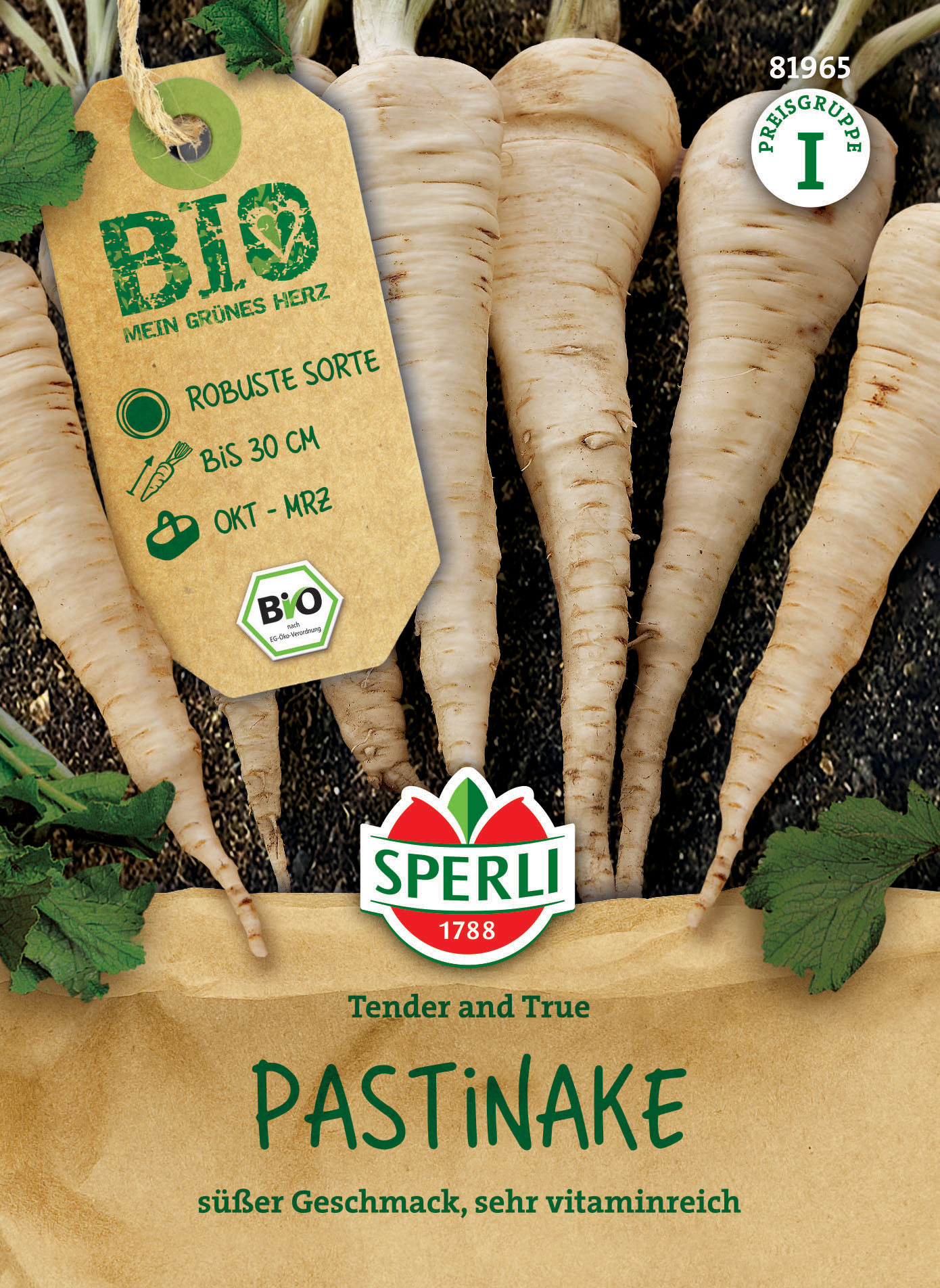 Weiße Pastinaken in Erde, mit grünem und rotem Label, an einem braunen Papierbeutel.