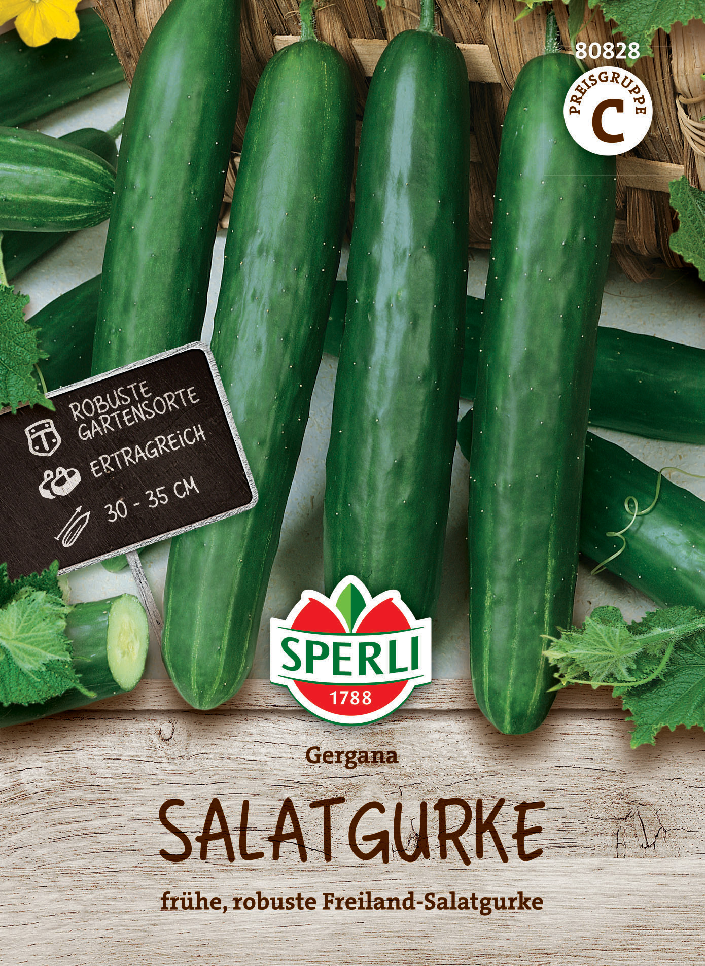 Gurken auf einem Holzbrett, mit einem Schild und einem Pflanzenhintergrund, Frühe, robuste Freiland-Salatgurke.