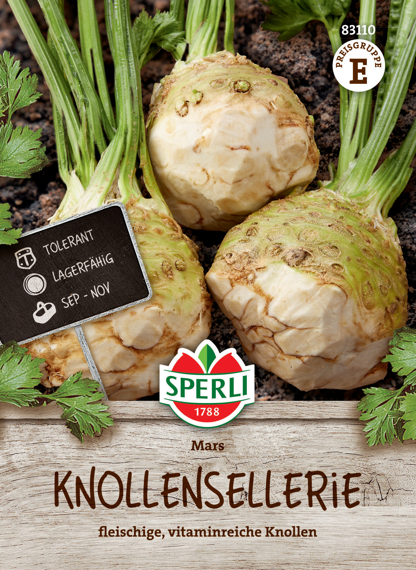 Knollensellerie, drei Knollen mit grünen Stielen, auf Erde liegend, mit Schild und Markenlogo.