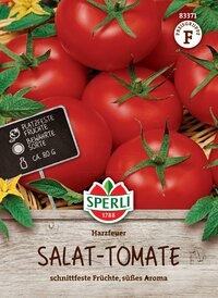 Rote Tomaten mit grünen Stielen in einem Korb, mit einem Etikett und einem Logo auf einer Holzoberfläche.