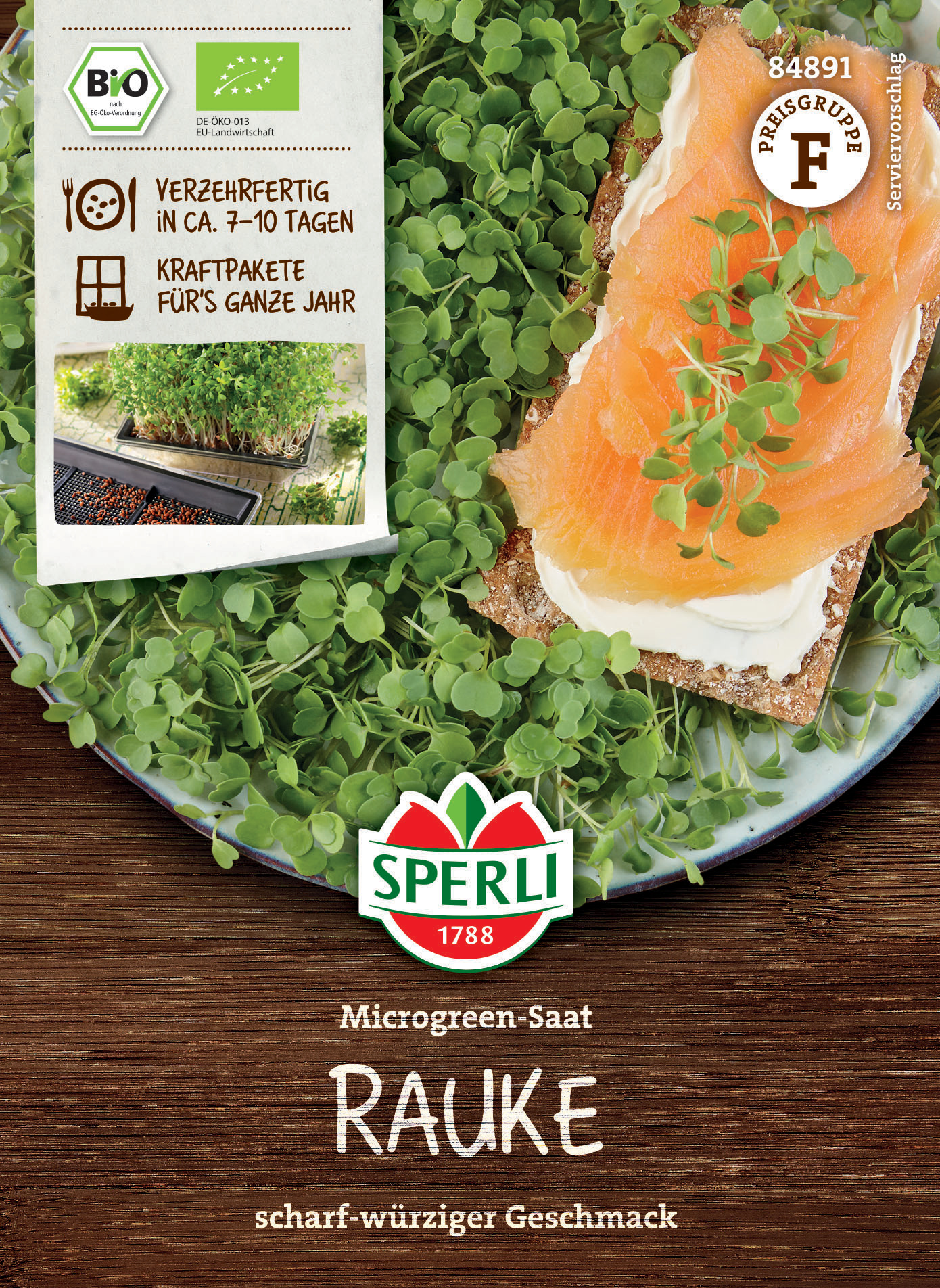 Mikrogreen Saat Rauke, auf Holzplatte mit grünen Keimlingen und einem belegten Brötchen mit Räucherfisch, Frischkäse und Kresse.