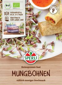 Keimsprossen-Saat Mungbohnen mit sauerlich-nussigem Geschmack, auf weißem Teller, umgeben von Mungbohnensprossen.