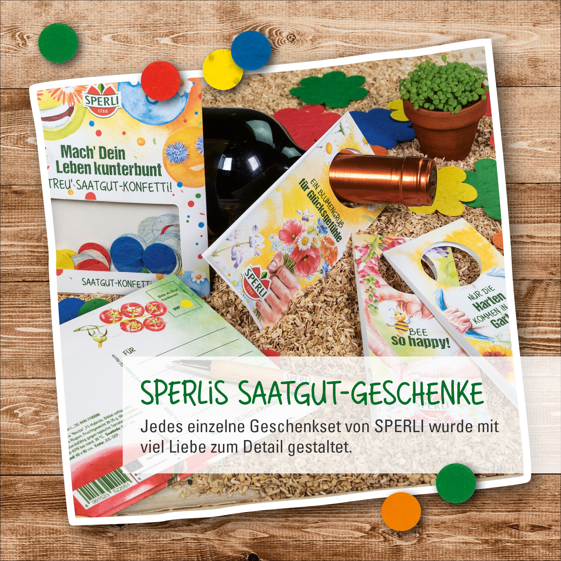 Bunte Saatgut-Geschenke von Sperli mit Blumen, Pflanzen und bunten Dekorationen auf Holz- und Sanduntergrund.