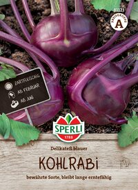 Drei magere Kohlrüben mit grünen Blättern, auf Erde liegend, mit Beschriftung und Markenlogo.