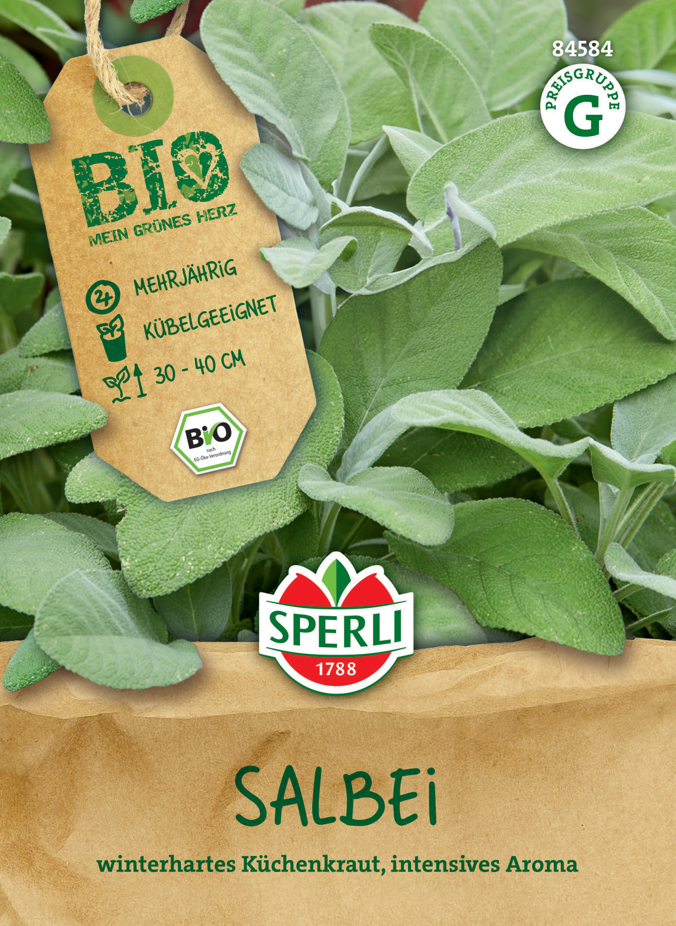 Frische Salbeiblätter auf grünen Pflanzen, mit Etikett und Bio-Logo.