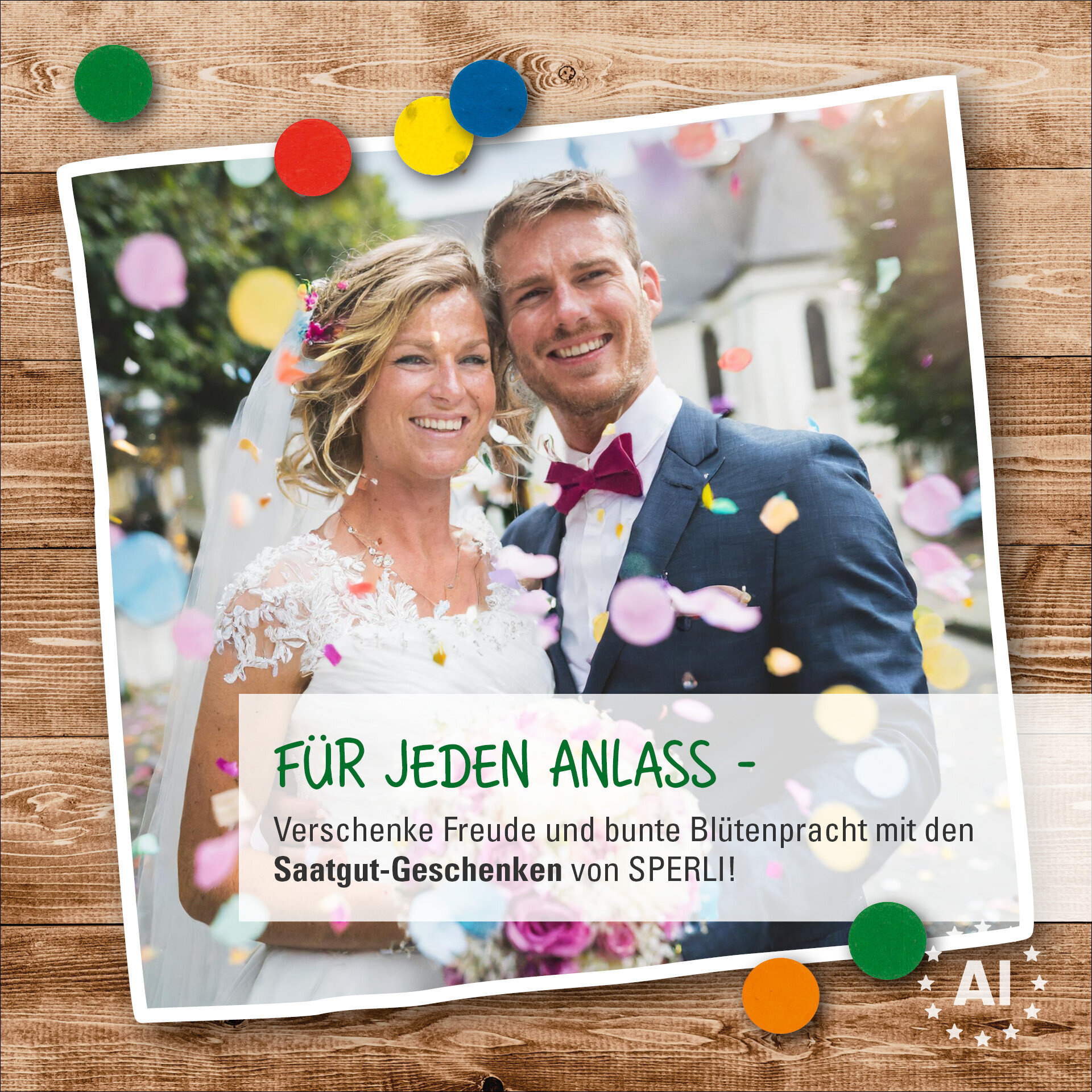 Hochzeitspaar bei Regen, mit Konfetti, vor Kirche, auf Holz-Untergrund, Hochzeit, Braut, Bräutigam, Feier, Freude