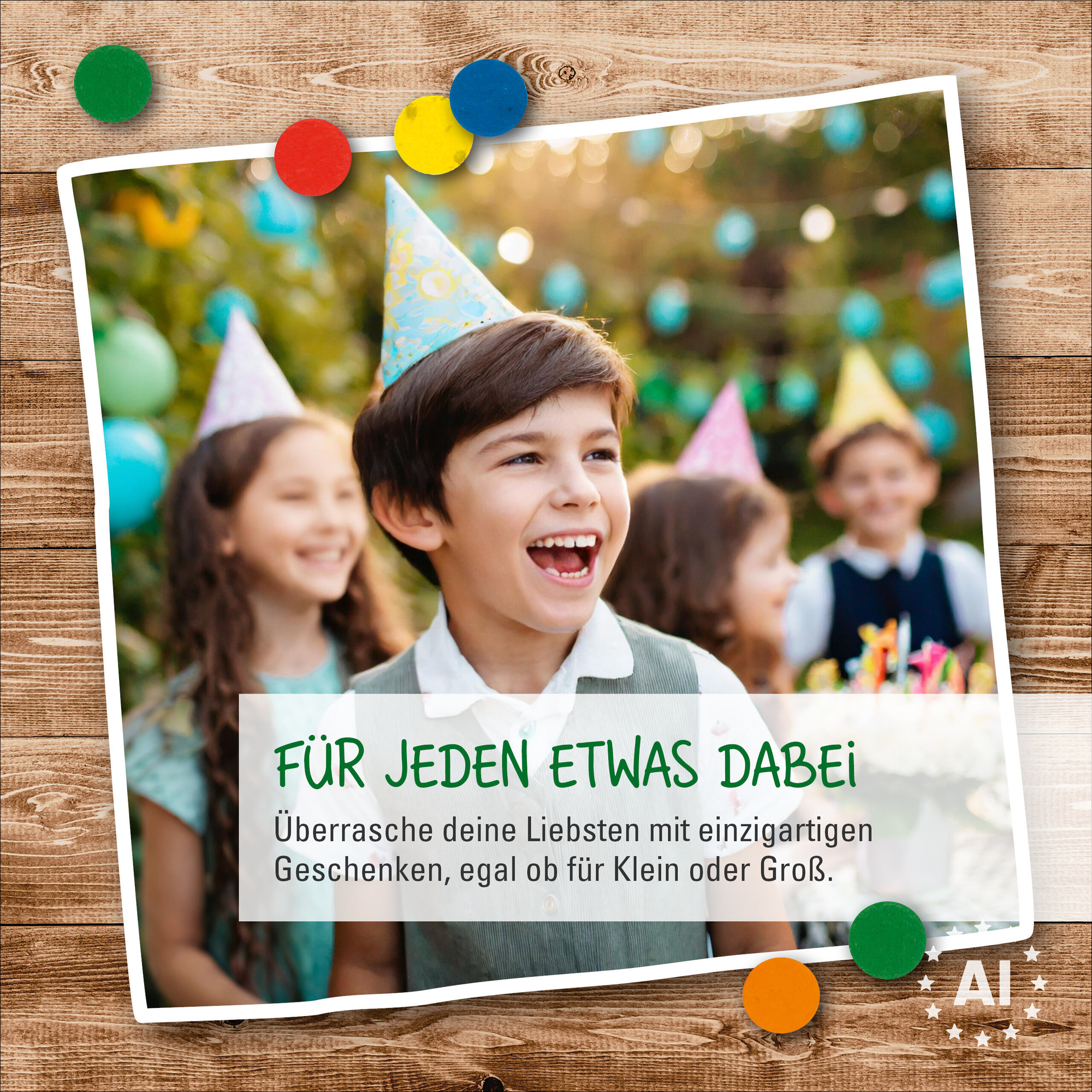Kinder feiern Geburtstag im Freien mit bunten Ballons und Partyhüten