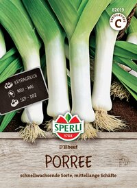 Frühlingszwiebeln mit grünen Blättern und weißen Schäften auf einem Holzuntergrund, Produktlabel sichtbar.