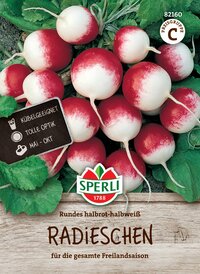 Runde halbrote Radieschen mit grünen Blättern auf Holzuntergrund, auf Verpackung.