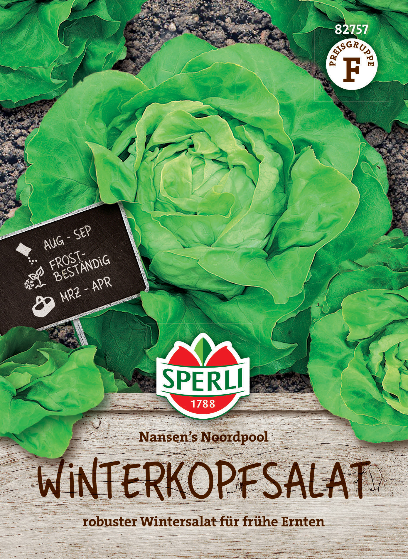 Kopfbild einer grünen Wintersalatkopf auf Erde, mit Schild und Logo, Produktname und Beschreibung.