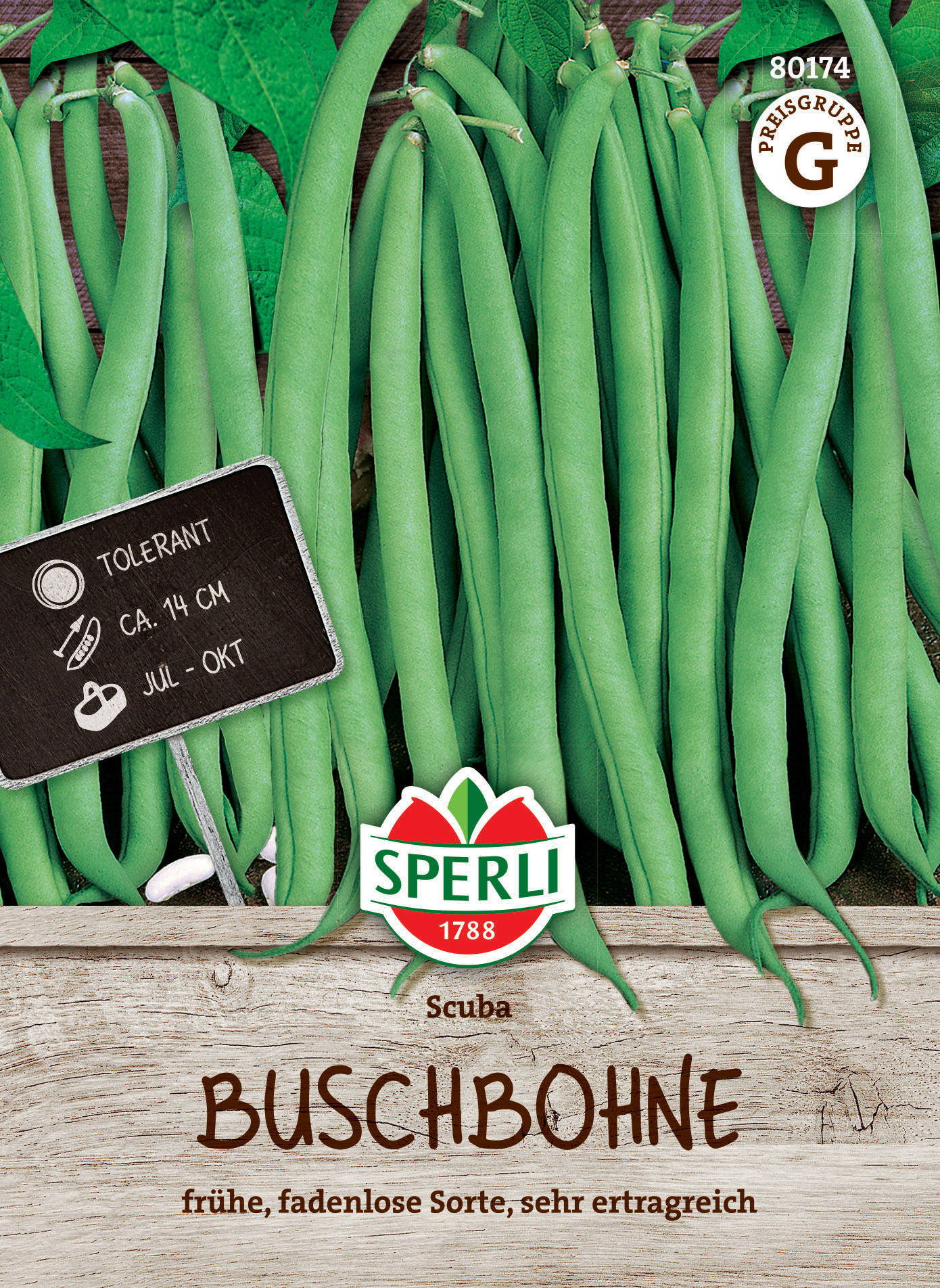 Grüne Buschbohnen mit schwarzem Schild, auf Holzuntergrund, Verpackung von Sparli, frühe, fadenlose Sorte, sehr ertragreich