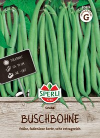 Grüne Buschbohnen mit schwarzem Schild, auf Holzuntergrund, Verpackung von Sparli, frühe, fadenlose Sorte, sehr ertragreich