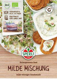 Spargel-Saatgut, Keimsprossen, auf weißem Teller mit Salat, Kräuterquark und Crackern, Holzuntergrund.