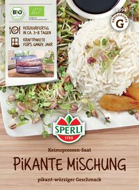 Keimsprossen-Saat mit Kresse, Radieschen und Senfkörnern auf weißem Teller, neben gelben Kartoffelspalten, auf Holz Tisch.