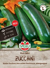 Zucchini, dunkelgrün, glatt, länglich, auf Holzbrett, mit Blüten und Blatt, Produktname und Beschreibung sichtbar.