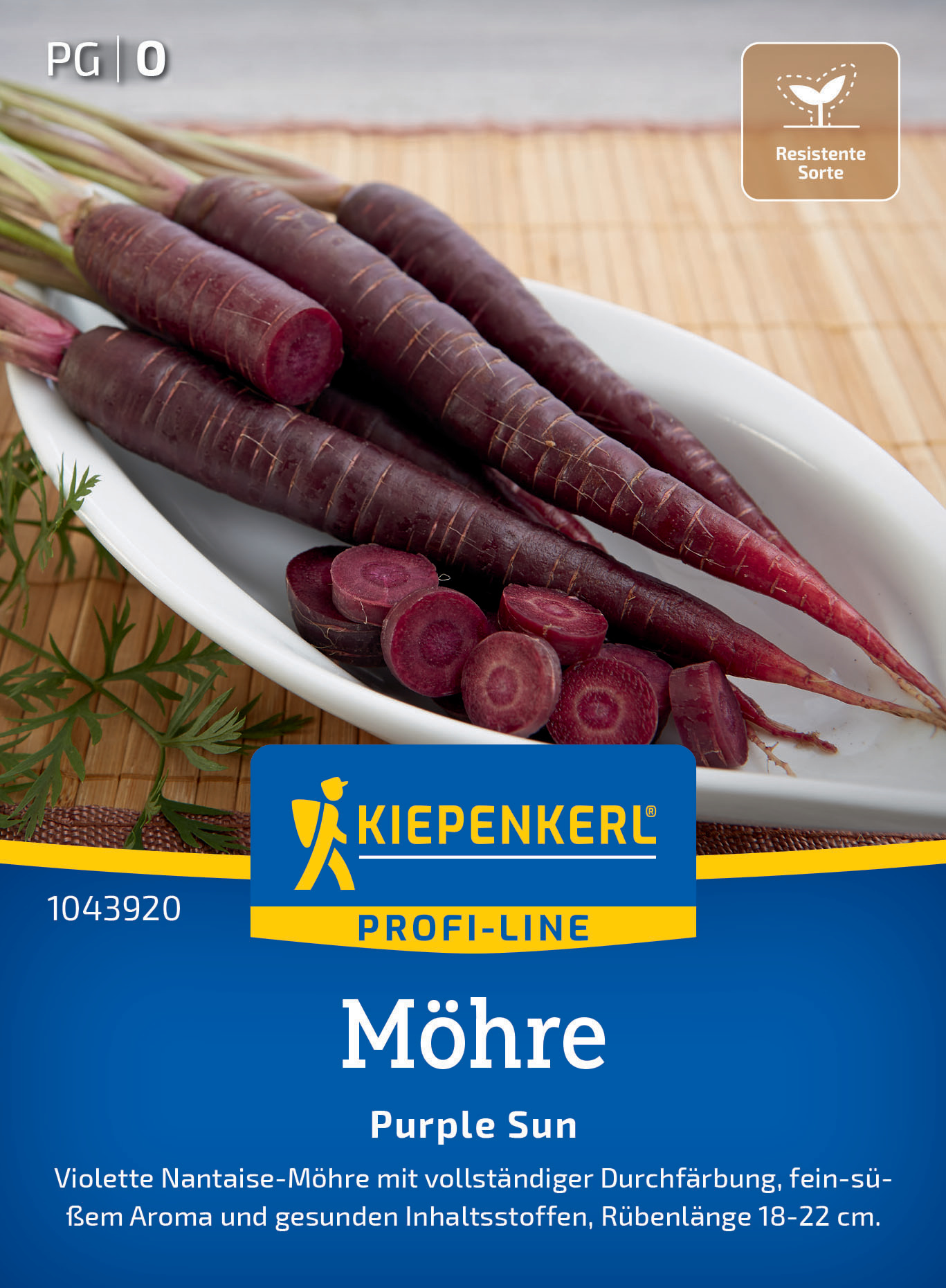 Bunte violette Möhren mit halbierter und ganzer Möhre auf weißem Teller, auf Bambusunterlage, Label mit Produktinformationen.