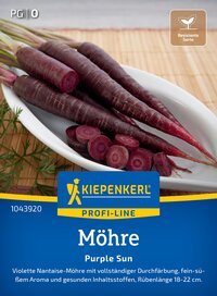 Bunte violette Möhren mit halbierter und ganzer Möhre auf weißem Teller, auf Bambusunterlage, Label mit Produktinformationen.