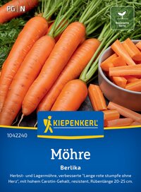 Bunte Karotten mit grünen Blättern und geschnittene Karottenstücke in weißer Schale.
